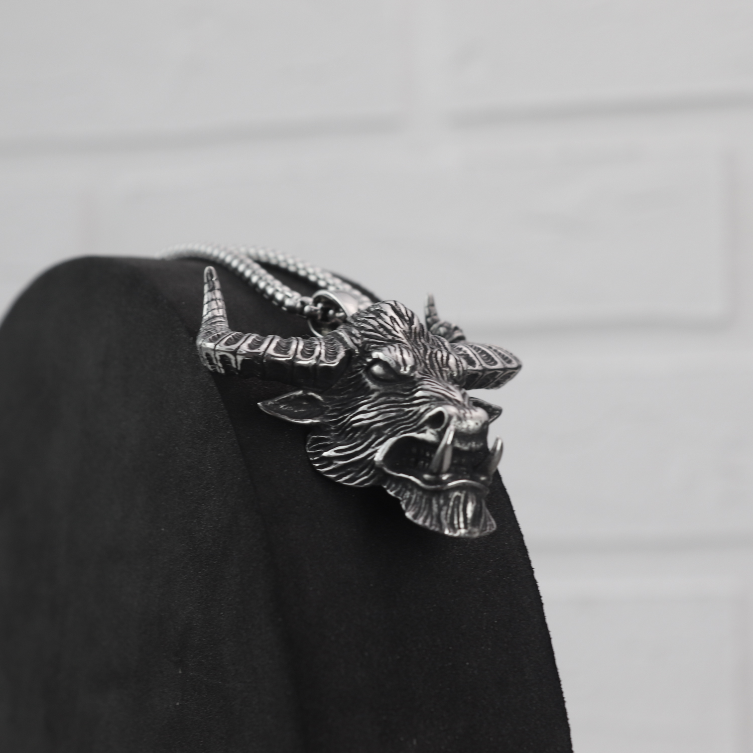 Кулон Bull
