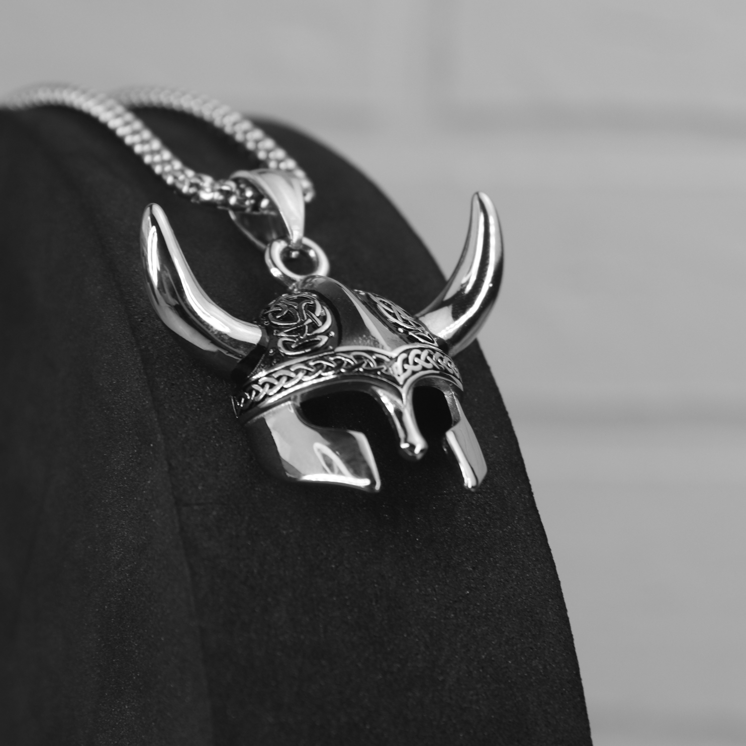Кулон Helmet