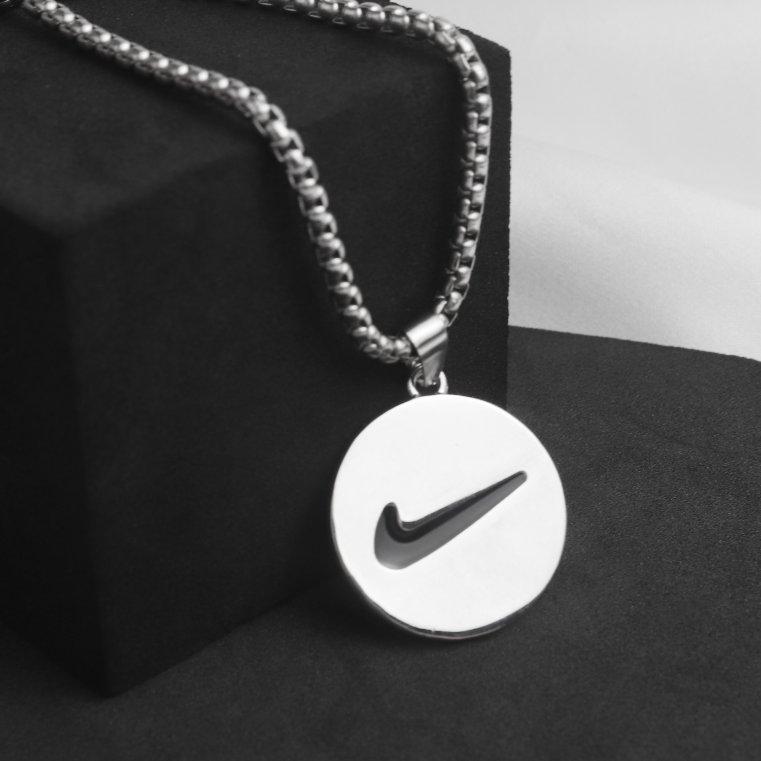 Кулон Nike
