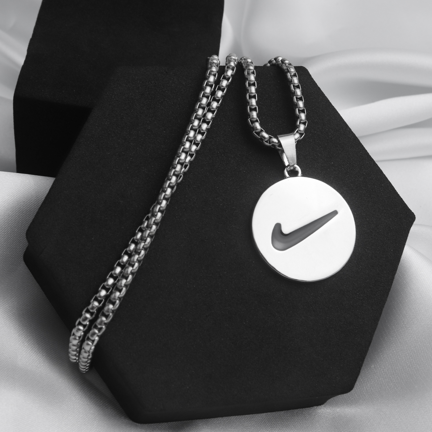 Кулон Nike